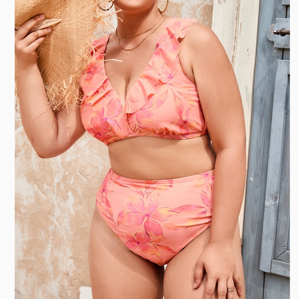 NWT Peach patterned ruffle bikini top with matching bottoms